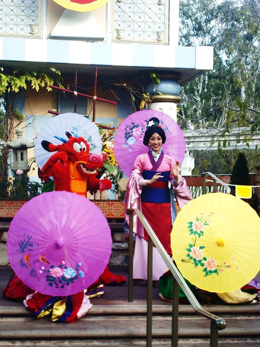 Actores caracterizados como los personajes de Mulan y Mushu en Disneylandia. (CORTESÍA)
