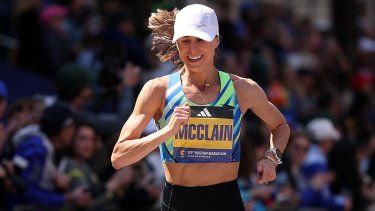 Jess McClain, de Estados Unidos, cruza la línea final en el Maratón de Boston, el 21 de abril de 2025.