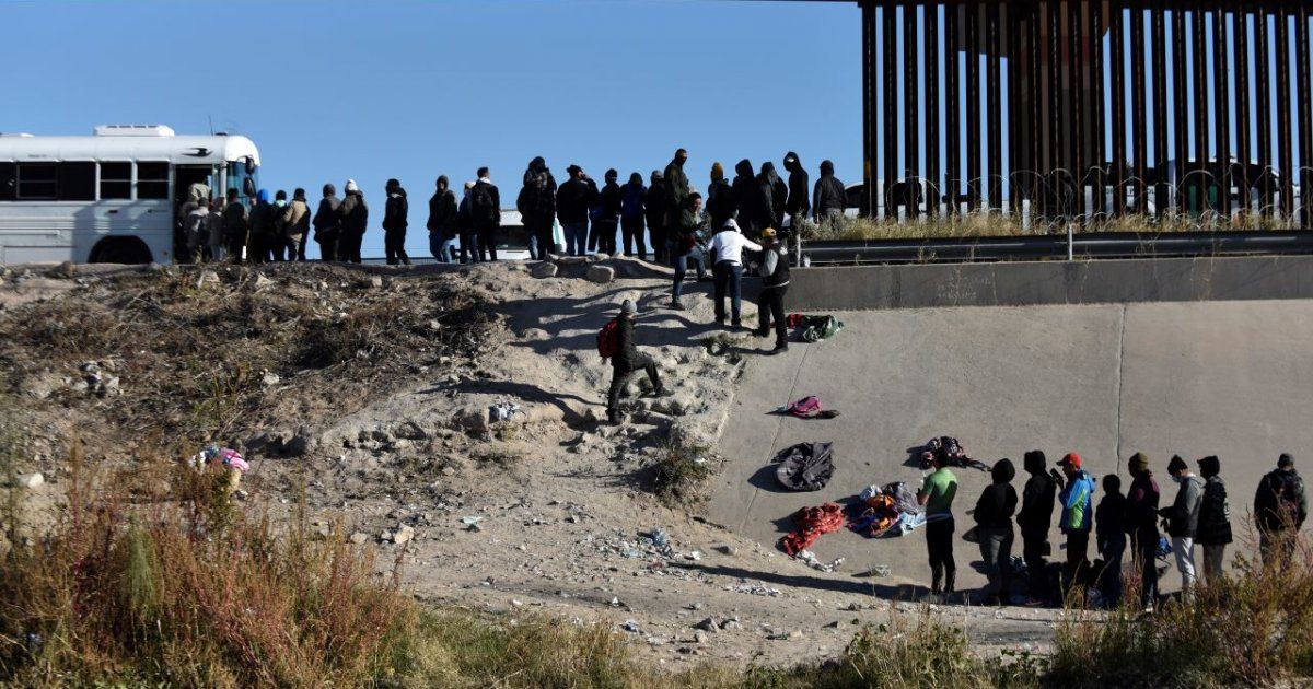 Patrulla Fronteriza deja a migrantes en parada de autobús de San