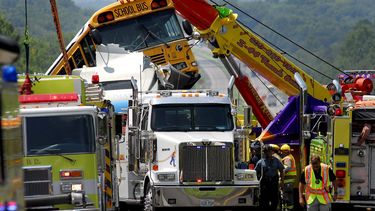 Bomberos y miembros de los servicios de rescate trabajan en el lugar del&nbsp;accidente&nbsp;en el que se han visto envueltos dos autobuses escolares, un semi-tractor sin conductor y cuatro vehículos en la carretera interestatal 44, cerca de Gray Summit, Missouri.