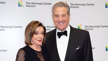 Nancy Pelosi y su esposo Paul Pelosi arriban a un evento del Departamento de Estado en el Kennedy Center de Washington.