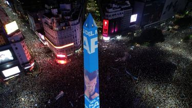En esta vista aérea, los fanáticos de Argentina celebran la victoria en la Copa Mundial Qatar 2022 contra Francia en el Obelisco de Buenos Aires, el 18 de diciembre de 2022.