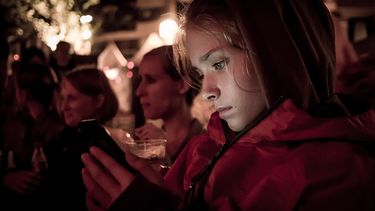 Nuestros hijos, como nosotros, vivimos pendientes de lo que pasa en una pantalla de seis pulgadas, dice el periodista&nbsp;David Ruipérez, autor del libro Mi vida por un like.