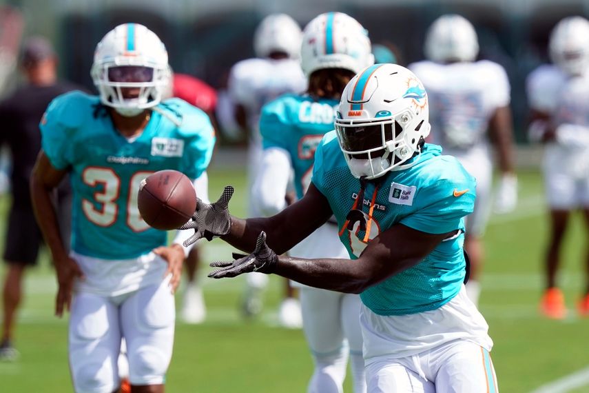 Trill Williams (6), esquinero de los Dolphins de Miami, atrapa un pase durante un ejercicio en el campamento de entrenamiento del equipo, el martes 2 de agosto de 2022, en Miami Gardens, Fla. El domingo 14 de agosto el coach Mike McDaniel concesión que Williams se rompió el ligamento anterior cruzado de la rodilla izquierda.&nbsp;