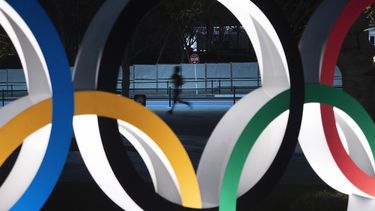 Un hombre corre detr&aacute;s de los anillos Ol&iacute;mpicos en Tokio el lunes, 30 de marzo del 2020. Los organizadores de los Juegos Ol&iacute;mpicos Invernales del 2022 en Beijing dicen que realizar&aacute;n una &ldquo;evaluaci&oacute;n detallada&rdquo; del impacto en sus planes de la decisi&oacute;n de aplazar hasta el a&ntilde;o pr&oacute;ximo los juegos de Tokio.&nbsp;