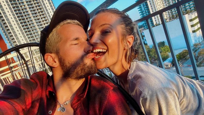 El cantante venezolano Ricky Montaner, del dúo Mau y Ricky, y su novia, la actriz argentina Stefanía Roitman.