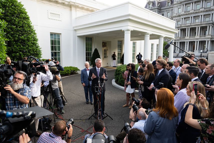 El presidente de la Cámara de Representantes de EEUU, Kevin McCarthy (R-CA), habla con los medios de comunicación al salir de una reunión sobre el techo de la deuda con el presidente Joe Biden, afuera del ala oeste de la Casa Blanca en Washington, DC, el 22 de mayo de 2023. &nbsp;