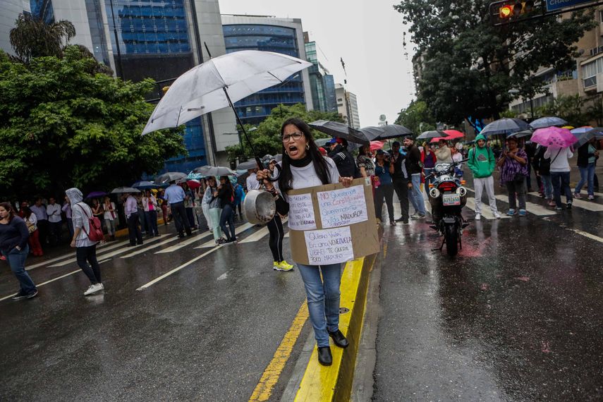 La jornada en Caracas se efectuó a pesar de la lluvia y a la movilización de los fuerzas del orden, que usaron gases lacrimógenos para dispersar a los manifestantes en varias zonas.
