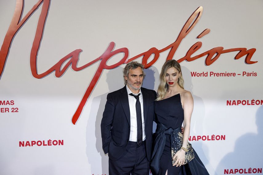 El actor estadounidense Joaquin Phoenix y la actriz británica Vanessa Kirby posan durante el photocall del estreno mundial de la película Napoleón, en París el 14 de noviembre de 2023. &nbsp;