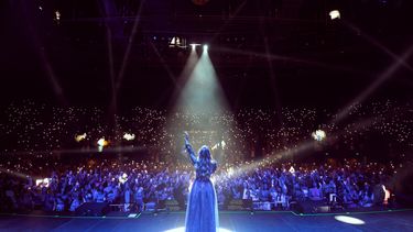 La artista argentina Flor Bertotti se presenta en el James L. Knight Center de Miami.