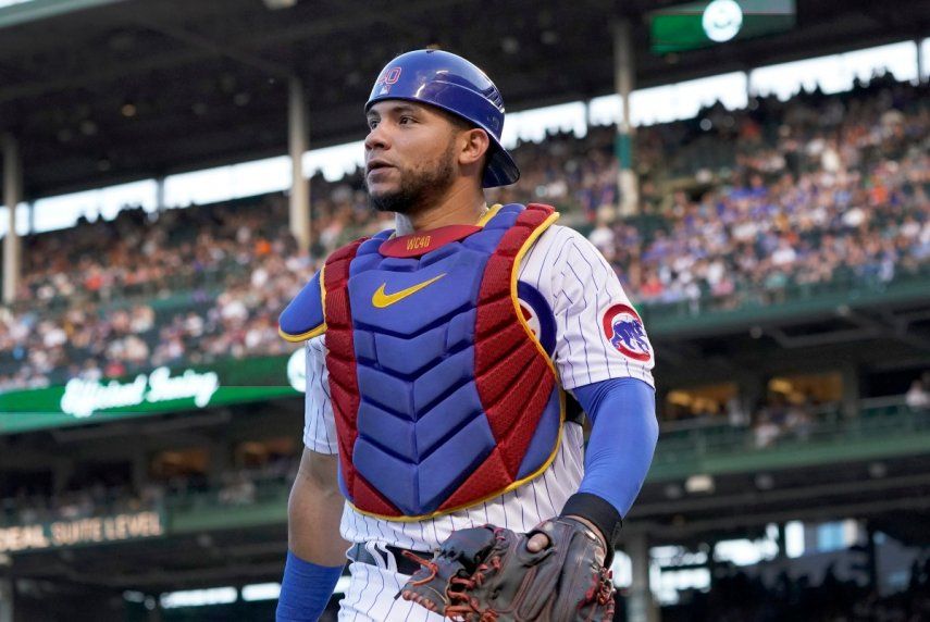 Willson Contreras, cátcher venezolano de los Cachorros de Chicago, vuelve a la cueva durante el juego ante los Piratas de Pittsburgh, el 25 de julio de 2022
