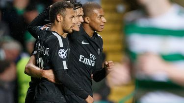 Neymar Jr. (izquierda) celebra con sus compañeros de equipo Edinson Cavani (centro) y Kylian Mbappé.&nbsp;