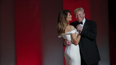 El presidente Donald Trump y la primera dama, Melania, durante el primer baile presidencial tras la toma de posesión como el Presidente número 45 de los EEUU.