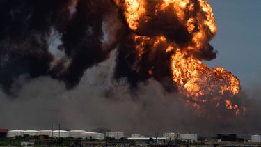 Enormes columnas de fuego amenazan otros tanques de petróleo en la Base de Supertanqueros de Matanzas.