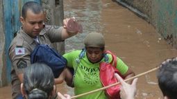 Mujer es rescatadas durante las fuertes lluvias