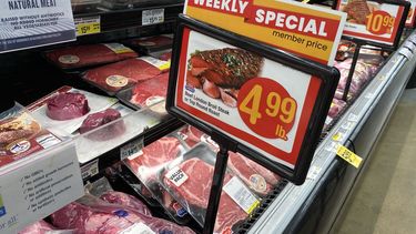 A los altos precios en Estados Unidos del combustible y los alimentos se suma el nuevo aumento de las tasas de interés.