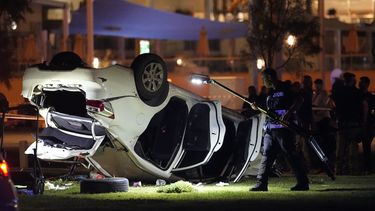 La policía y los servicios de emergencia de Israel trabajan alrededor de un automóvil involucrado en un ataque en Tel Aviv, Israel, el viernes 7 de abril de 2023.&nbsp;