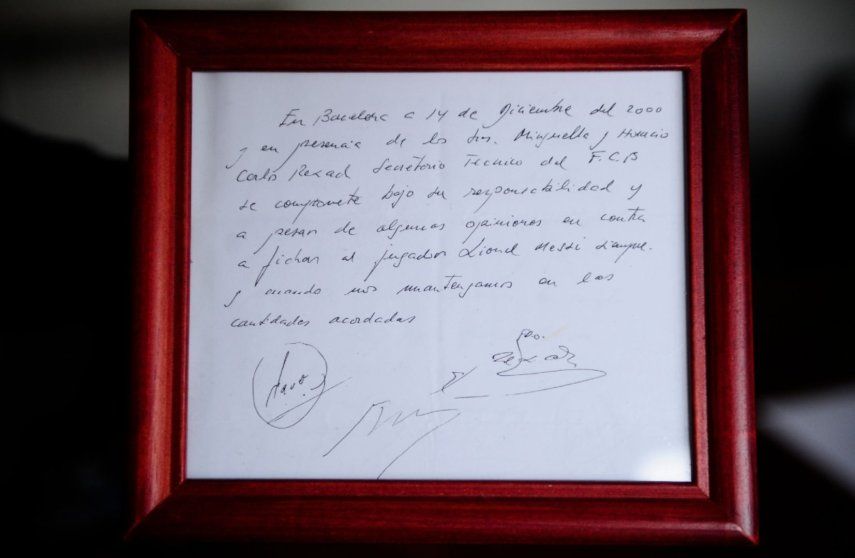 Foto del 5 de enero del 2024, una copia enmarcada de la servilleta que ligó a Lionel Messi, de 13 años, con el Barcelona es expuesta en Barcelona. El viernes 17 de mayo del 2024, la casa de subastas Bonhams vende la servilleta por 965.000 dólares.&nbsp;