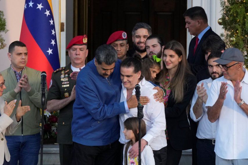 Nicolás Maduro (centro-izquierda) abraza a Alex Saab luego de que llegó al palacio presidencial de Miraflores, en Caracas, el miércoles 20 de diciembre de 2023.&nbsp;