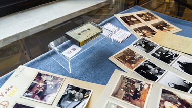 En esta foto del 24 de septiembre de 2021, un casete con una entrevista, que cuatro chicos daneses le hicieron a John Lennon y Yoko Ono en 1970, se exhibe junto a varias fotografías en la casa de subastas Bruun Rasmussen en Copenhague.