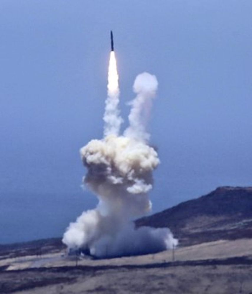 Un cohete diseñado para interceptar misiles balísticos intercontinentales es lanzado de la Base Vandenberg de la Fuerza Aérea en California.