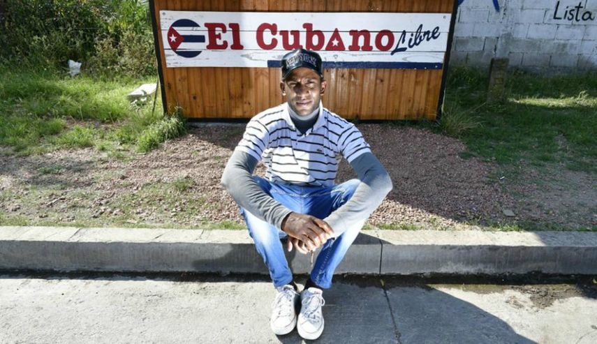 Un emigrante cubano ante su quiosco en Santa Rosa, Uruguay.&nbsp;