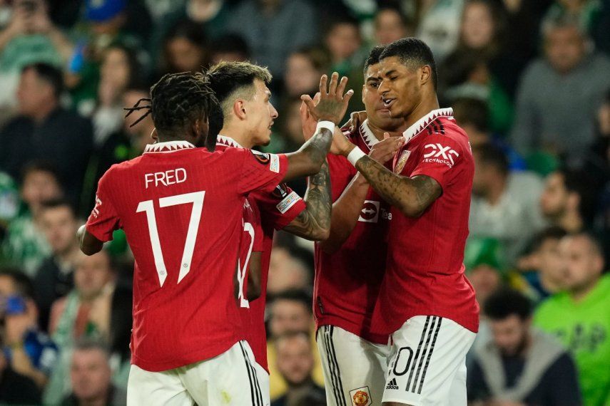Marcus Rashford (derecha), del Manchester United, celebra tras anotar el gol para la victoria 1-0 ante el Real Betis en los octavos de final de la Liga de Europa, el jueves 16 de marzo de 2023.
