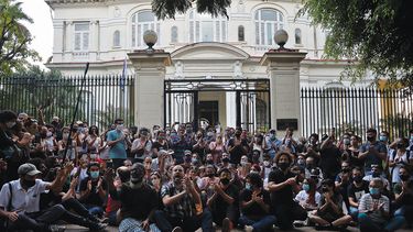 Jóvenes se agrupan frente al Ministerio de Cultura en Cuba para pedir libertad de expresión.