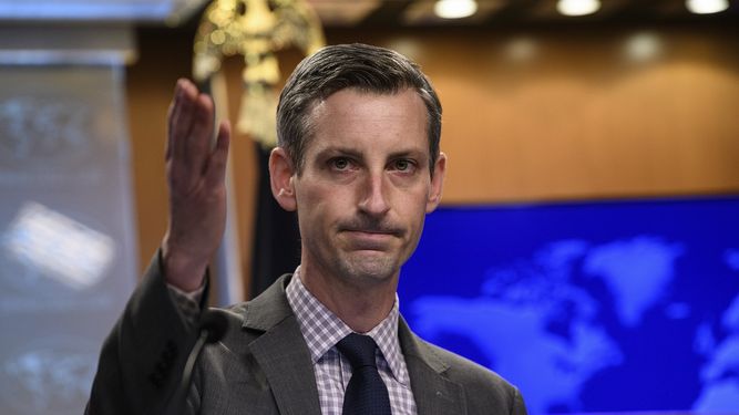 El portavoz del Departamento de Estado de EEUU, Ned Price, habla durante una conferencia de prensa en el Departamento de Estado en Washington, el jueves 25 de febrero de 2021.