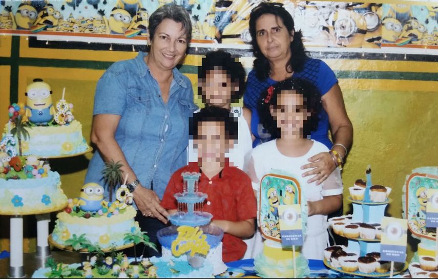 Tras el fallecimiento de la madre, la guarda de hecho de los niños se ha concretado en la abuela siempre auxiliada de su pareja, matiza el texto de la sentencia.