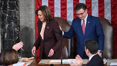 El presidente de la Cámara de Representantes, Mike Johnson, junto a la vicepresidenta de EEUU, Kamala Harris durante la certificación de los resultados electorales del 5 de noviembre.