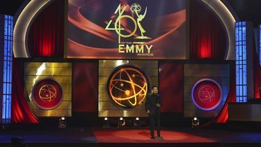 Esta foto de archivo del cinco de mayo de 2019 muestra al anfitri&oacute;n Mario L&oacute;pez en el escenario en la 46 edici&oacute;n anual de los premios Daytime Emmy Awards en Pasadena, California.&nbsp;