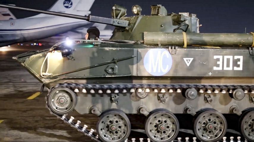 En esta imagen tomada de un video distribuido por la oficina de prensa del Ministerio de Defensa de Rusia, un vehículo militar de la misión de paz rusa de la Organización del Tratado de Seguridad Colectiva, sube a un avión ruso en el inicio de la retirada del contingente, en un aeropuerto a las afueras de Almaty, Kazajistán, el 13 de enero de 2022.&nbsp;