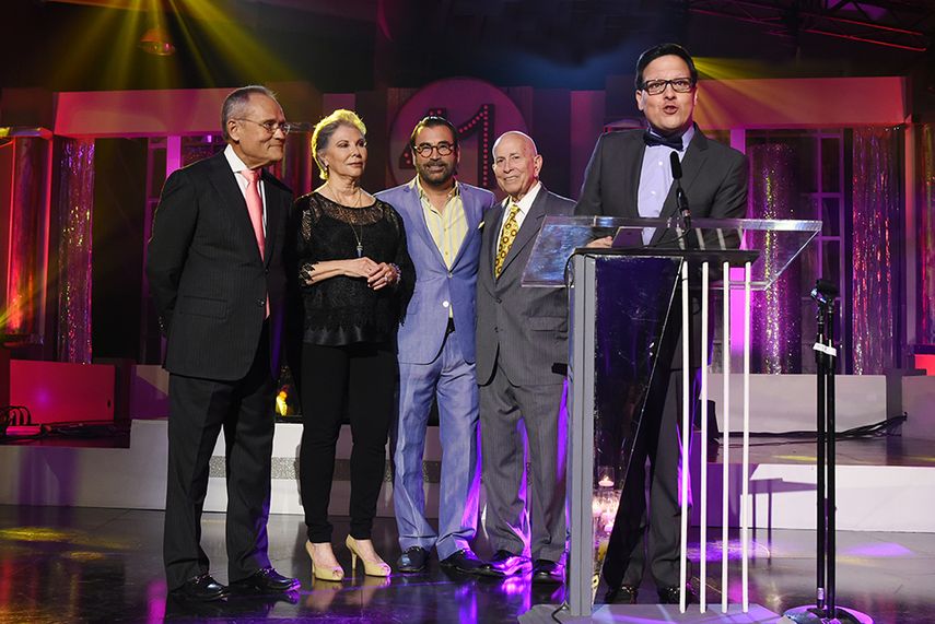 Raúl González agradece las donaciones, junto a Luis Villa, Adriana Cora, Manny Alfonso y Julio García. (ÁLVARO MATA)