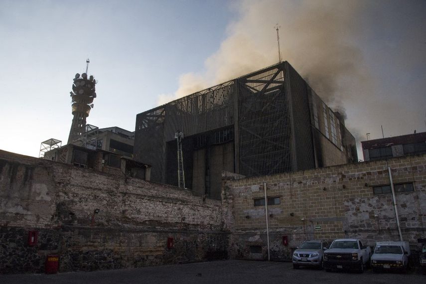 El humo de un incendio sale de la subestación eléctrica de la sede del Metro de la Ciudad de México en el centro histórico de la capital mexicana el 9 de enero de 2021.&nbsp;