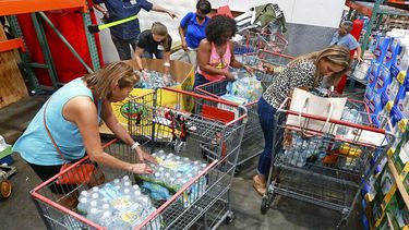 Miles de personas acuden a comprar víveres en Tampa.