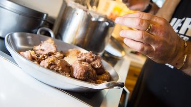 Después de las largas horas de cocción, la carne vacuna está tan tierna que se deshace en la boca