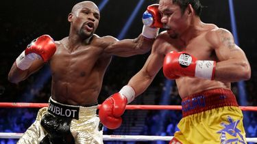 Floyd Mayweather Jr. propina un golpe a Manny Pacquiao durante su pelea por el título welter, el sábado 2 de mayo de 2015, en Las Vegas 