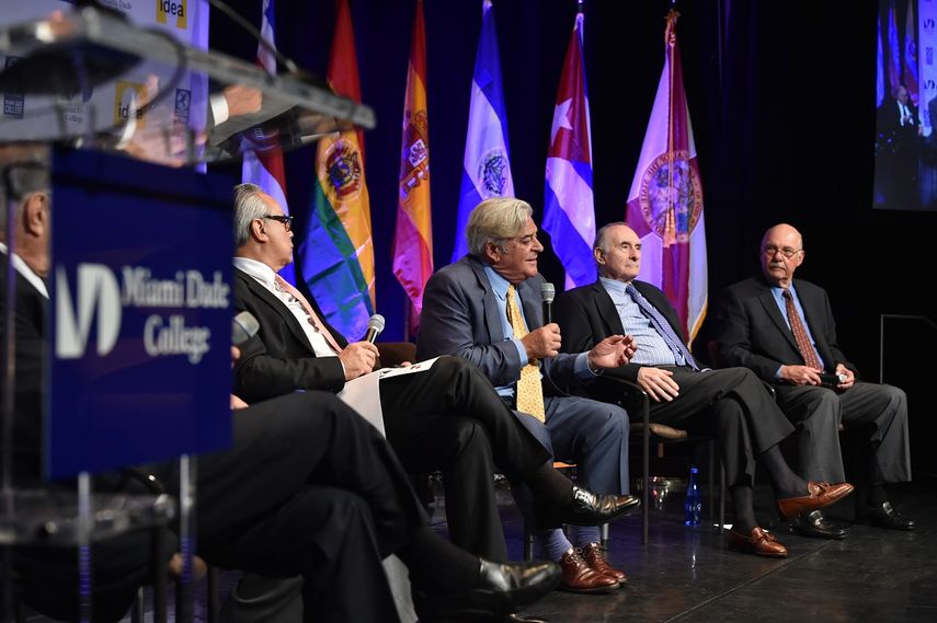 Integrantes de uno de los paneles que debatió sobre&nbsp;la reinvención de los partidos políticos en un foro convocado por la Cátedra Nelson J. Mezarhane G. y el Miami Dade College.