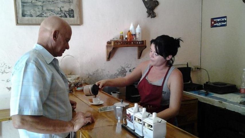 Yarislay&nbsp;García Montero busca, vendiendo café, llevar su vida hasta donde no pudo llegar ejerciendo como periodista en medios oficiales.