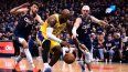 LeBron James #23 de Los Angeles Lakers lucha por el balón con Chet Holmgren #7 y Alex Caruso #9 de Oklahoma City Thunder LeBron James #23 de Los Angeles Lakers lucha por el balón con Chet Holmgren #7 y Alex Caruso #9 de Oklahoma City Thunder