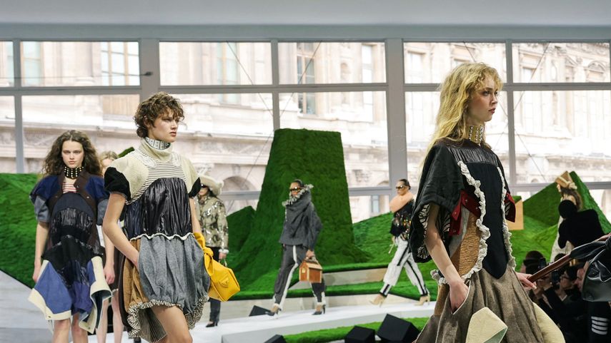Una modelo presenta una creación de Louis Vuitton para el desfile de la colección de Prêt-à-porter femenino Otoño/Invierno 2026-2027, como parte de la Semana de la Moda Femenina de París, en París, el 10 de marzo de 2026.
