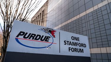 Edificio sede de la farmacéutica Purdue, acusada de promover y vender el mortal y adictivo Oxycontin.