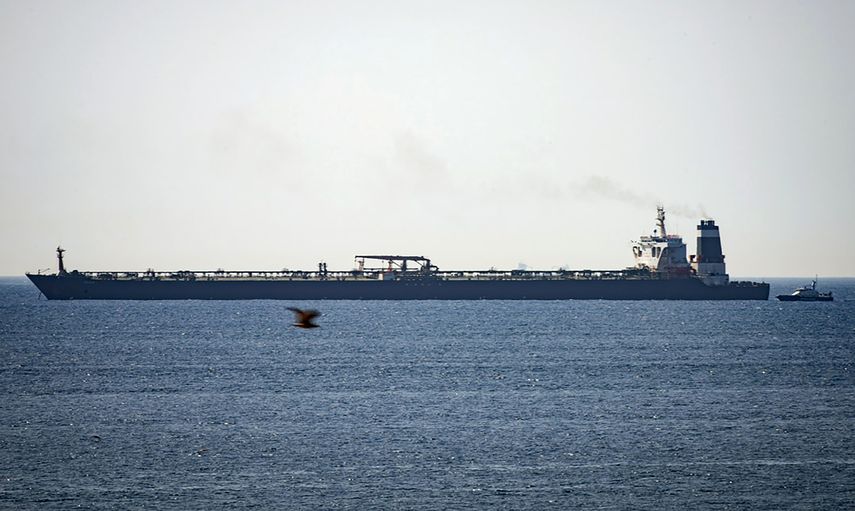 En esta imagen de archivo, tomada el 4 de julio de 2019, el superpetrolero Grace 1, fondeado junto a una patrullera de la Marina Real ante la costa del territorio briánico de Gibraltar.&nbsp;