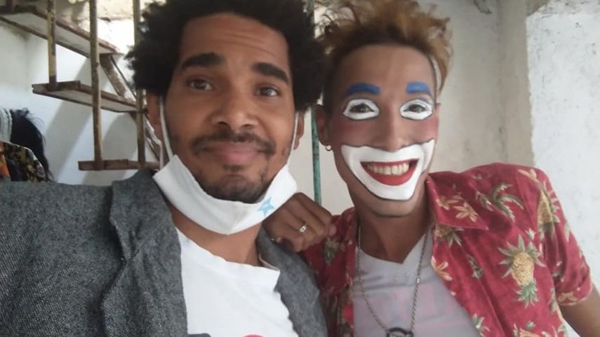 Otero Alcántara y el payaso Desparpajo minutos antes del arresto.&nbsp;