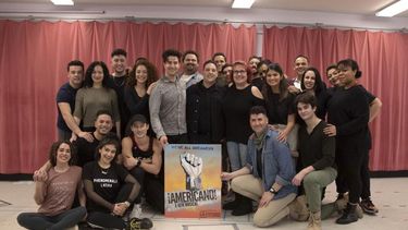 El dreamer Tony Valdovinos, en el centro, posa con el elenco del musical ¡Americano! durante una presentación a la prensa previo a su estreno off-Broadway, el jueves 17 de marzo de 2022 en los estudios Ripley-Grier en Nueva York.&nbsp;