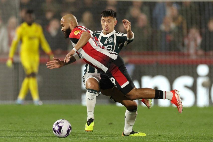 Bryan Mbeumo del Brentford cae tras ser tacleado por Lisandro Martínez del Manchester United en el encuentro de la Liga Premier, el sábado 30 de marzo del 2024.