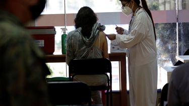 Una mujer recibe su vacuna contra el COVID-19 en Quito, Ecuador, el jueves 23 de diciembre de 2021.