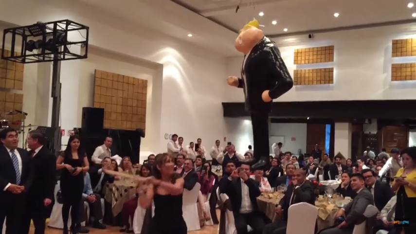 Romper la piñata es una añeja tradición que forma parte de las posadas mexicanas