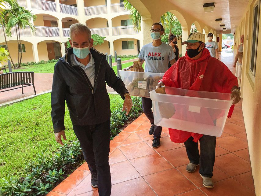 Penelas,&nbsp;junto a un grupo de voluntarios dispuestos a repartir alimentos.&nbsp;